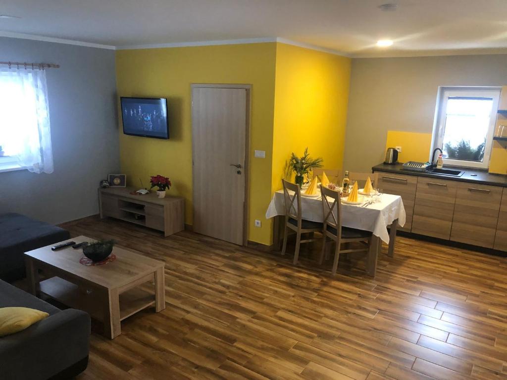 TV a/nebo společenská místnost v ubytování Apartmán Lomňanka