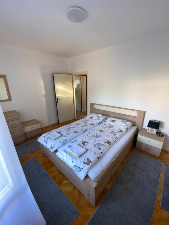 Postel nebo postele na pokoji v ubytování Apartmani Zdenka Pobri
