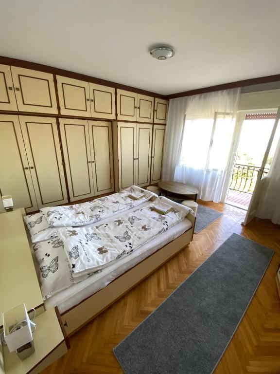 Postel nebo postele na pokoji v ubytování Apartmani Zdenka Pobri