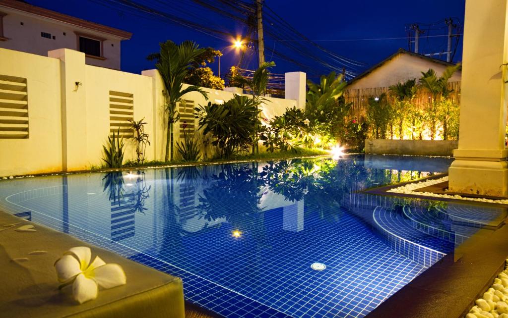 una piscina en una casa por la noche en King Boutique Hotel, en Siem Reap