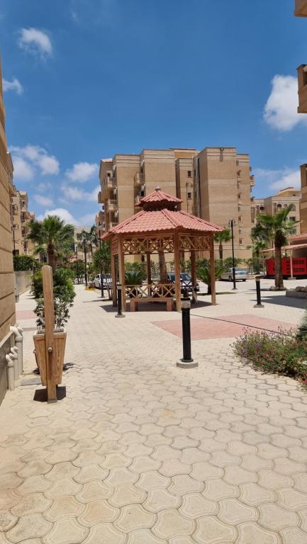 um parque com um gazebo num passeio em E-Just Hotel Borg El Arab em Borg El Arab