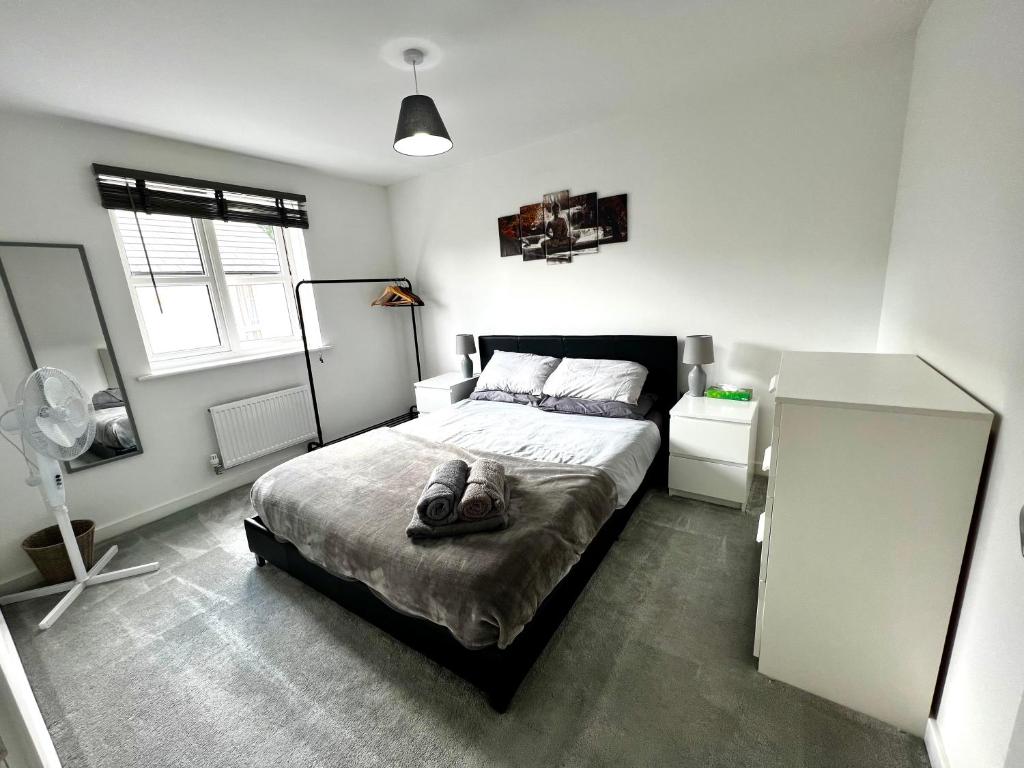 Un dormitorio con una cama con un par de zapatos. en North Colchester Homestay en Mile End