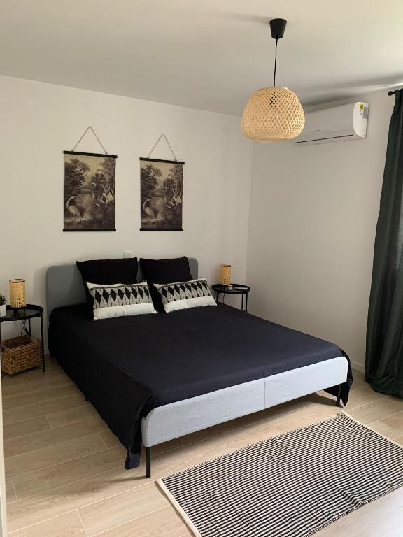 Postel nebo postele na pokoji v ubytování A cosy renovated one bedroom appartement with parking space and near the sea and the historical city center