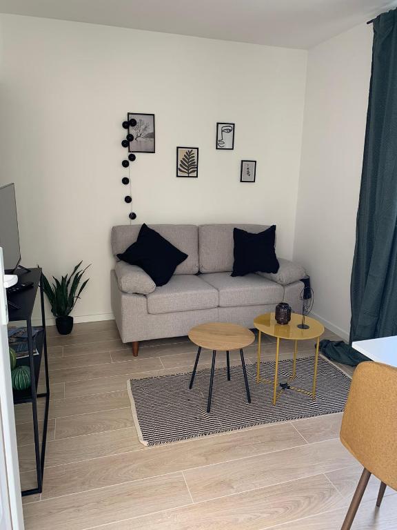 Posezení v ubytování A cosy renovated one bedroom appartement with parking space and near the sea and the historical city center