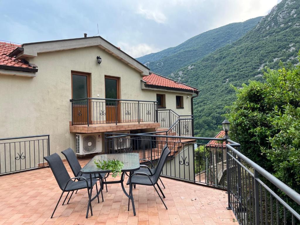 d'une terrasse avec une table et des chaises sur un balcon. dans l'établissement Apartment "Two Sisters" with a sea view, à Donji Morinj