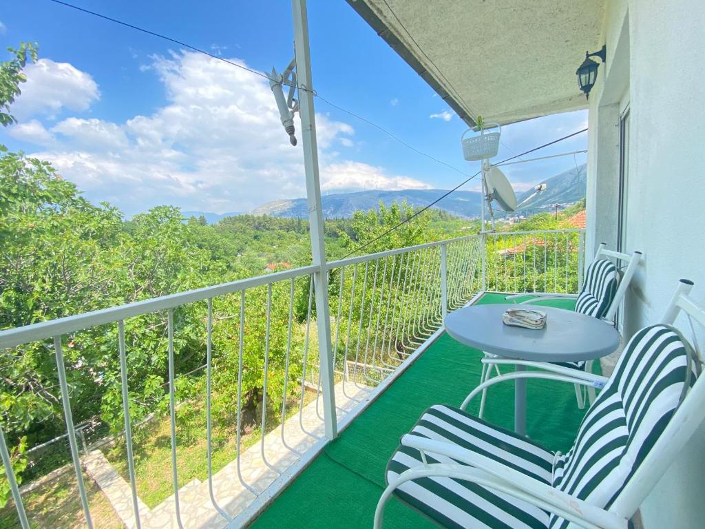 En generel udsigt til bjerge eller udsigt til bjerge taget fra lejligheden