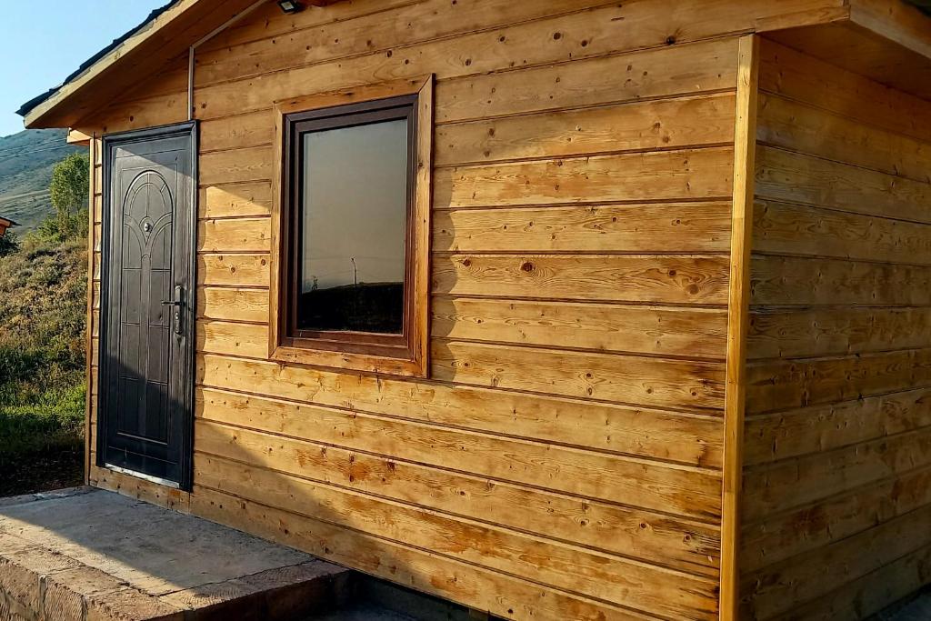 Cabaña de madera con ventana y puerta en Eco Aura en Vardenis