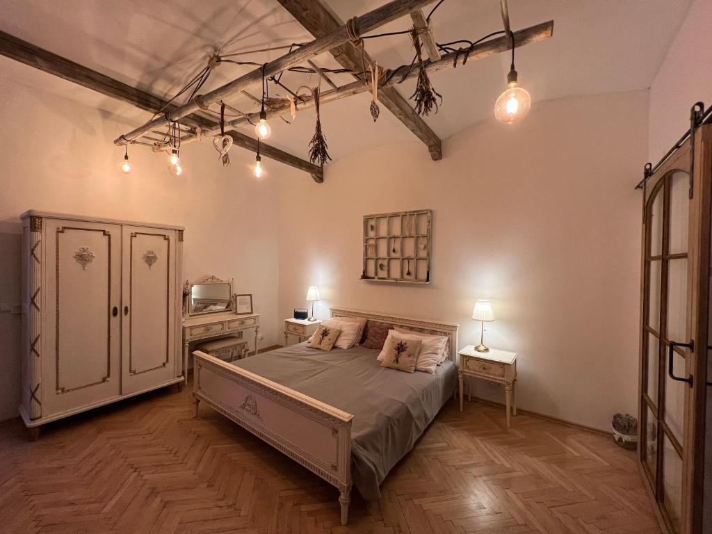 Postel nebo postele na pokoji v ubytování Dům u lázní