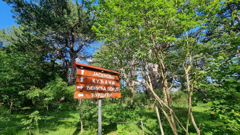 an orange sign in front of some trees at A Pine vikendica u srcu Zapadne Srbije in Nova Varoš