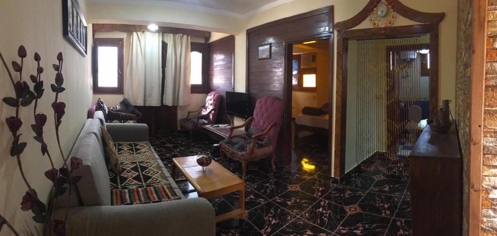 達哈布的住宿－Dahab Home bed&breakfast，客厅配有沙发和桌子