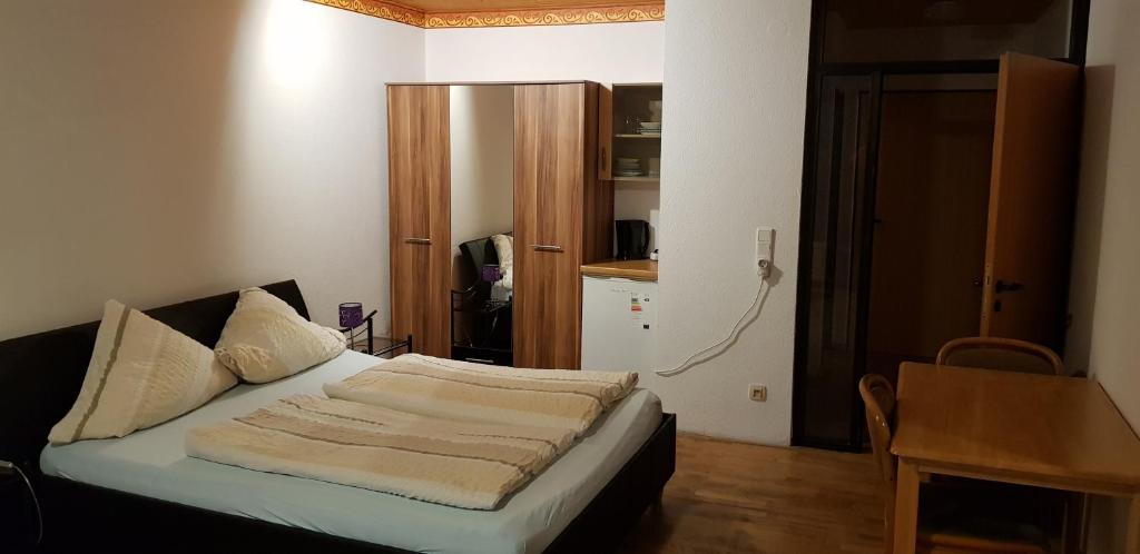 Postel nebo postele na pokoji v ubytování Pension Strohm im Lieth Café