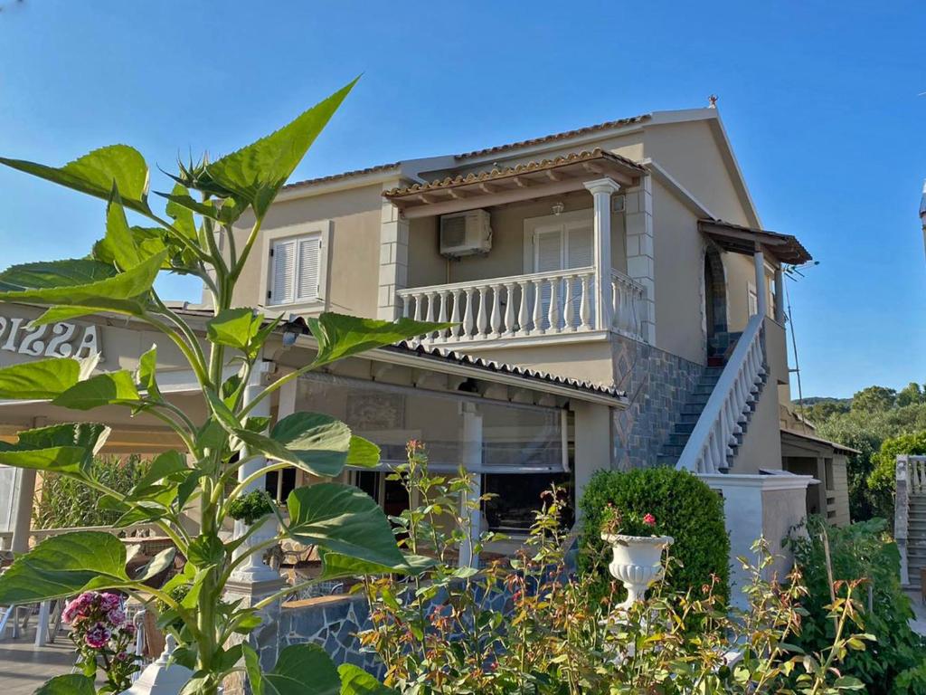 une maison avec une usine devant elle dans l'établissement Antigone House, à Agios Stefanos