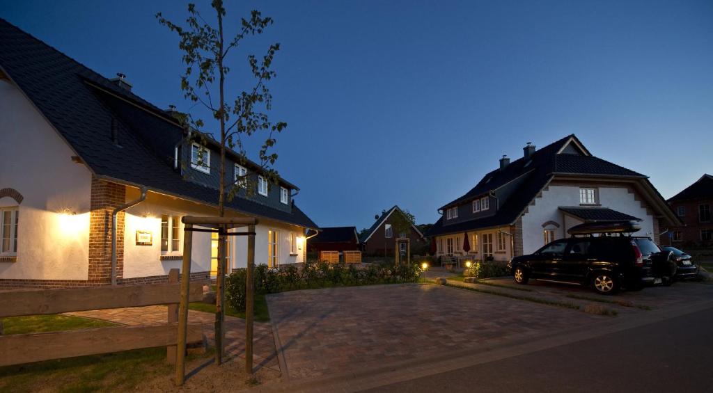 a car parked in front of a house at night at "GUTSHOFHÄUSER" Ferienhäuser Pendorf in Ostseebad Sellin