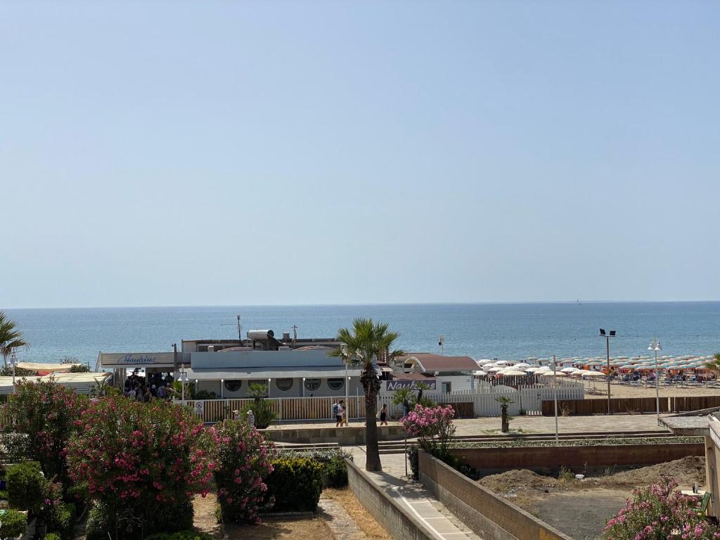 vistas a una playa con un edificio y al océano en Ci Vediamo Al Mare, en Metaponto