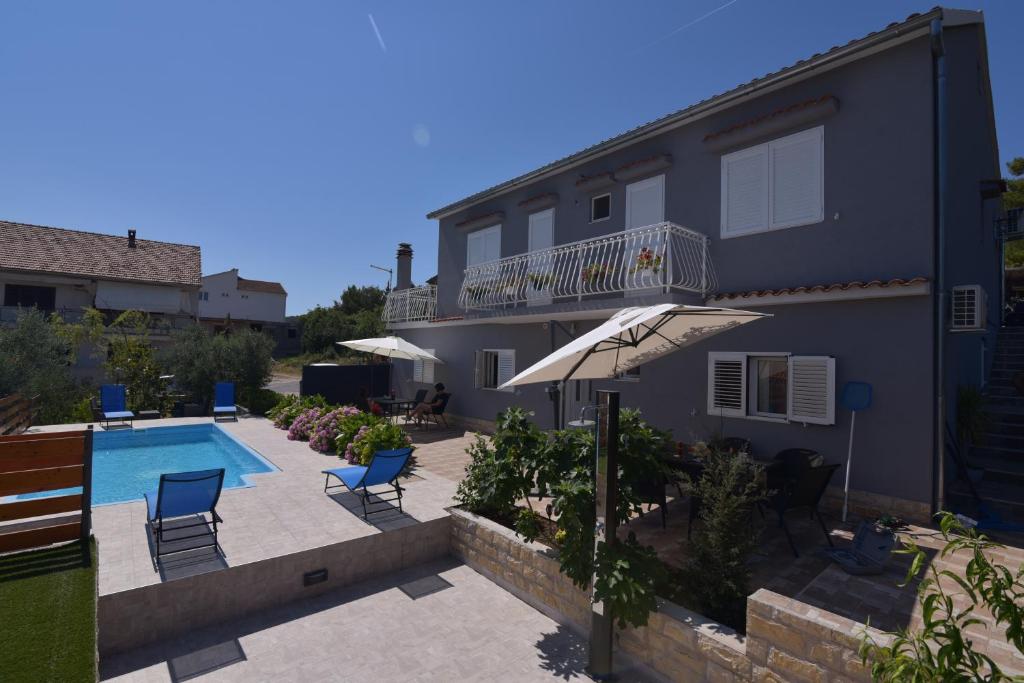 Swimmingpoolen hos eller tæt på Ivan & Niko