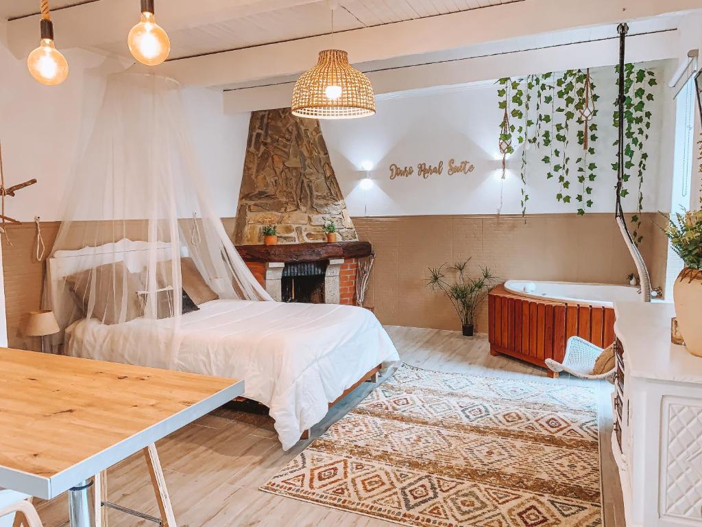 een slaapkamer met een bed, een bad en een tafel bij Douro Rural Suite in Porto
