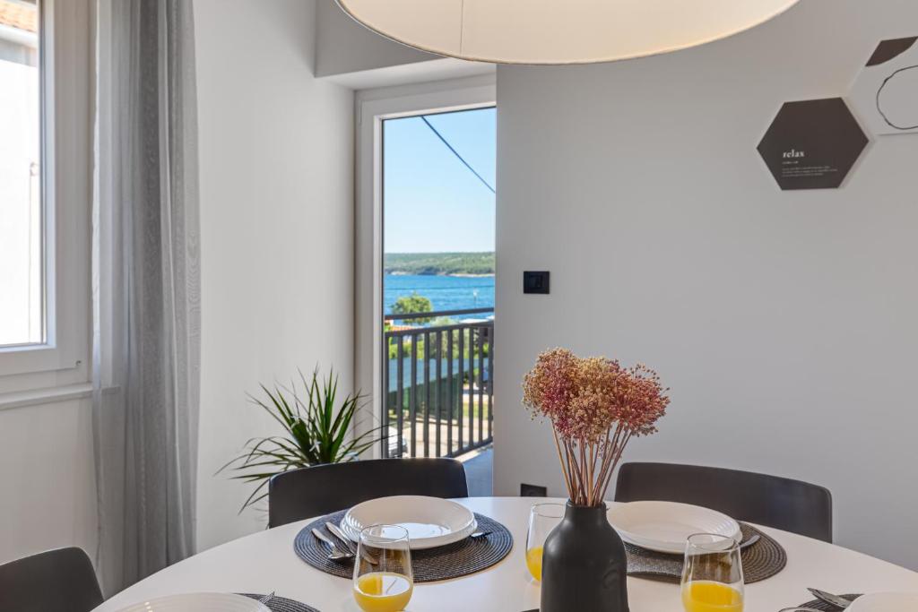 Balkón nebo terasa v ubytování Apartment By The Sea