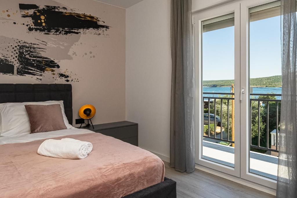 Postel nebo postele na pokoji v ubytování Apartment By The Sea