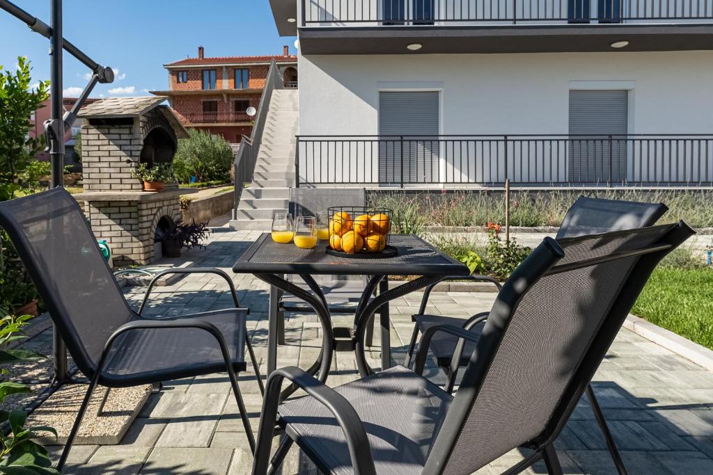 Posezení v ubytování Apartment By The Sea