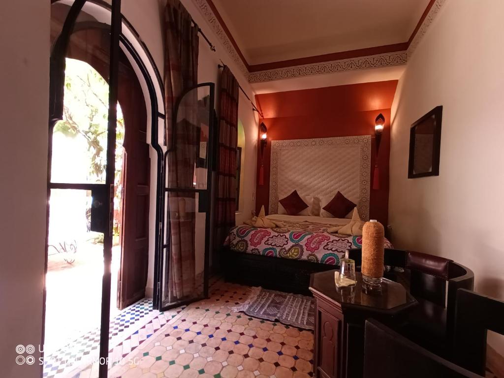 Postel nebo postele na pokoji v ubytování Riad Zagouda