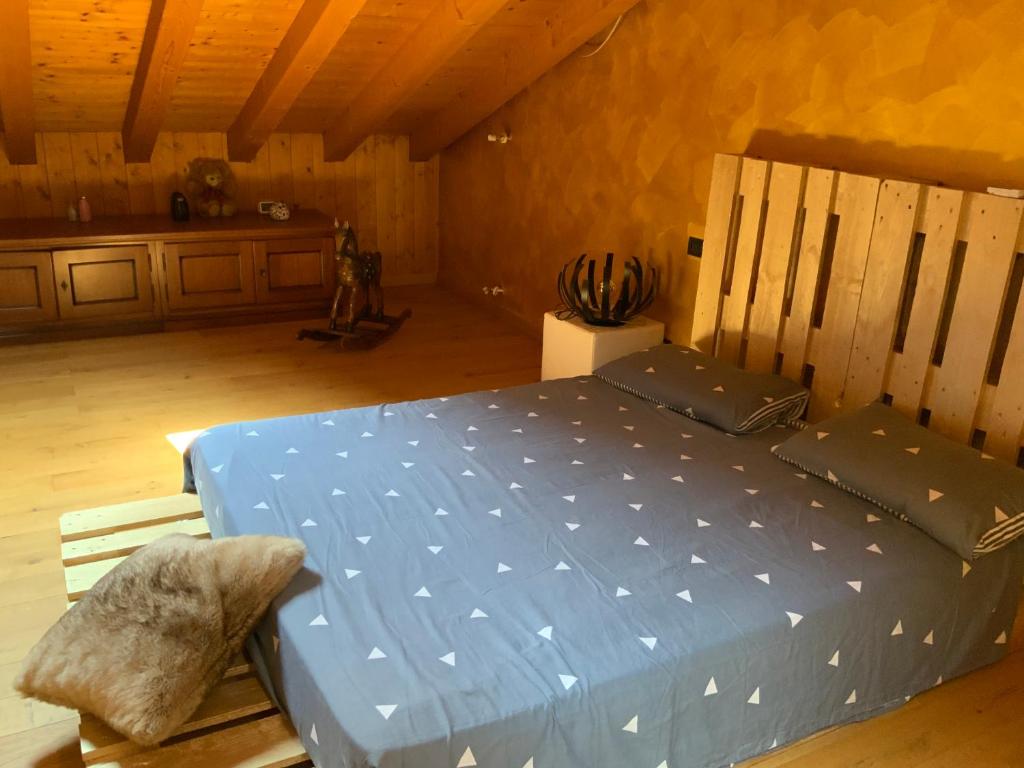 1 dormitorio con 1 cama azul grande en una habitación en Shanice’s House, en Pieve di Soligo