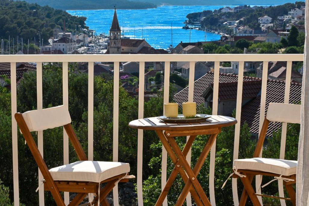 - Balcón con vistas, mesa y 2 sillas en Dream Apartment Milna, en Milna