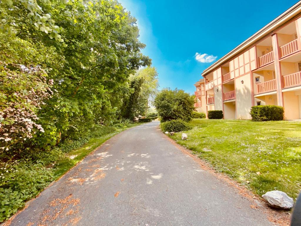 Ogród w obiekcie MC Tourisme - Splendide & cosy appartement avec piscine, tennis & parking
