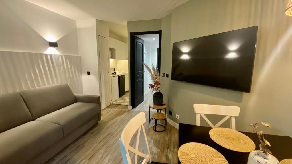 Telewizja i/lub zestaw kina domowego w obiekcie MC Tourisme - Splendide & cosy appartement avec piscine, tennis & parking