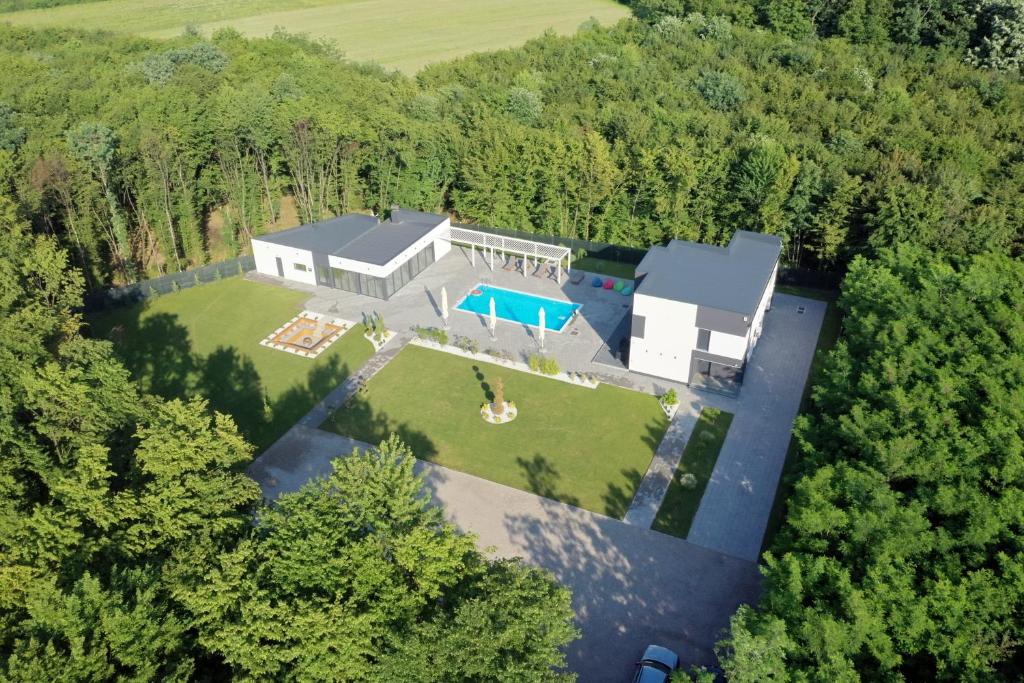 eine Luftansicht eines Hauses im Wald in der Unterkunft Villa Hills in Bijeljina