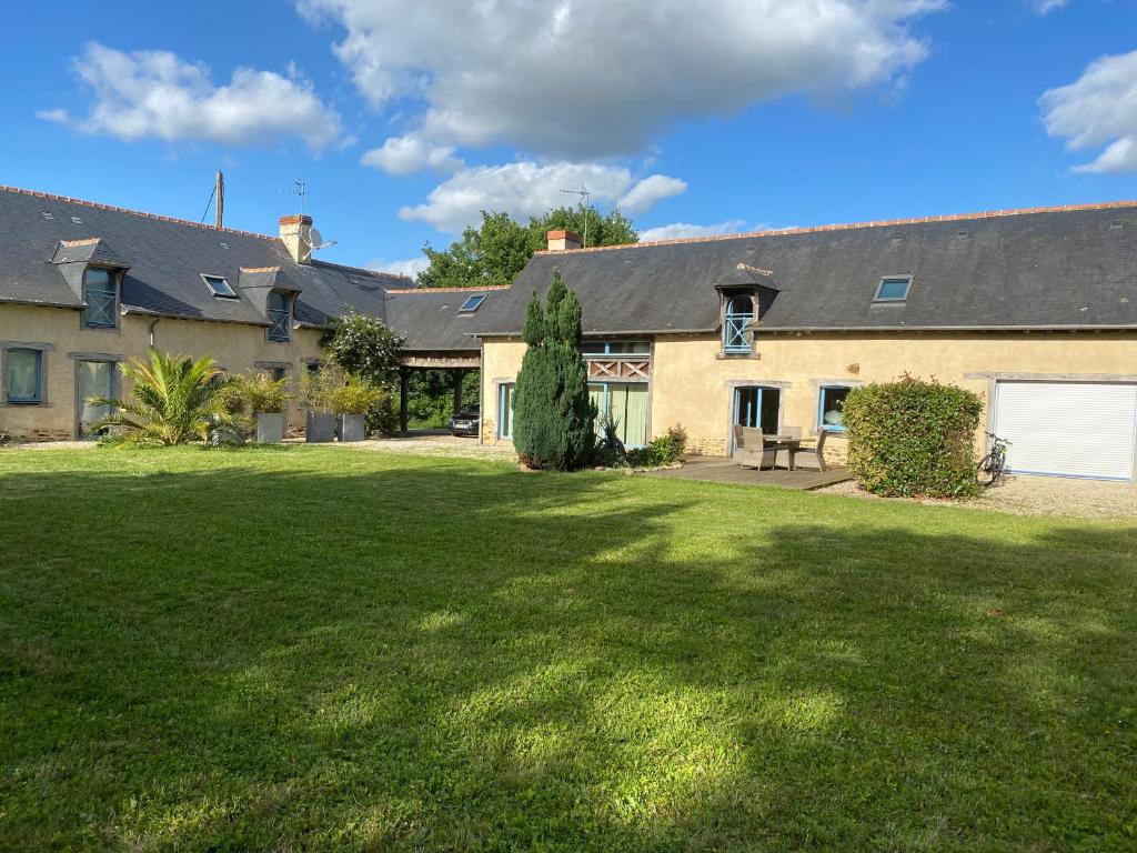 LONGERE AU CALME PROCHE DE RENNES et DE GOLF - Housity
