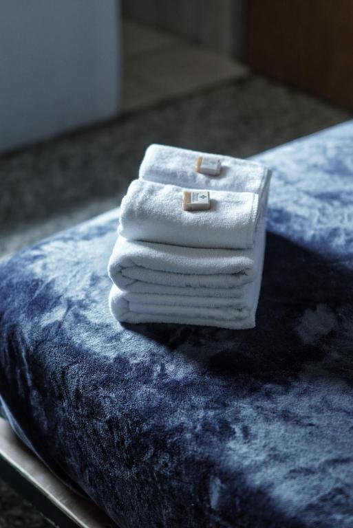 Postel nebo postele na pokoji v ubytování OutBox Inn