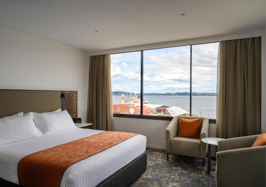 Postel nebo postele na pokoji v ubytování Hotel Grand Chancellor Hobart