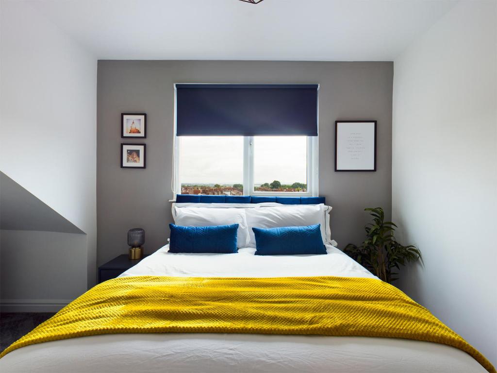 Una cama o camas en una habitación de Large, Stylish Maisonette In Liverpool, Opposite Sefton Park
