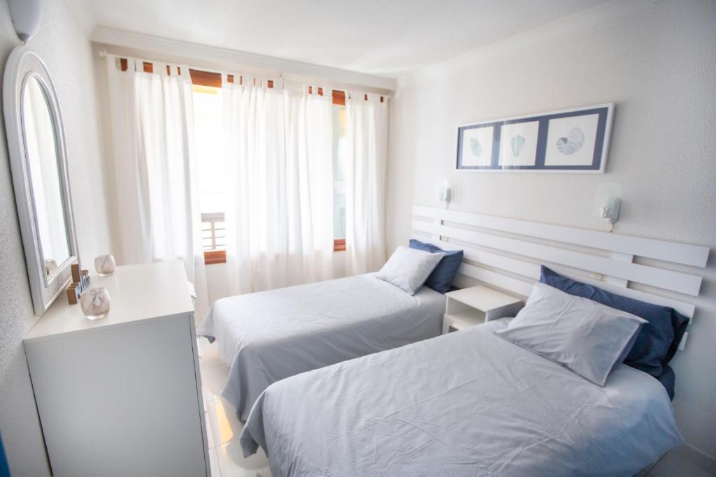 Posteľ alebo postele v izbe v ubytovaní Doñana Apartamento Sunset first line to the beach