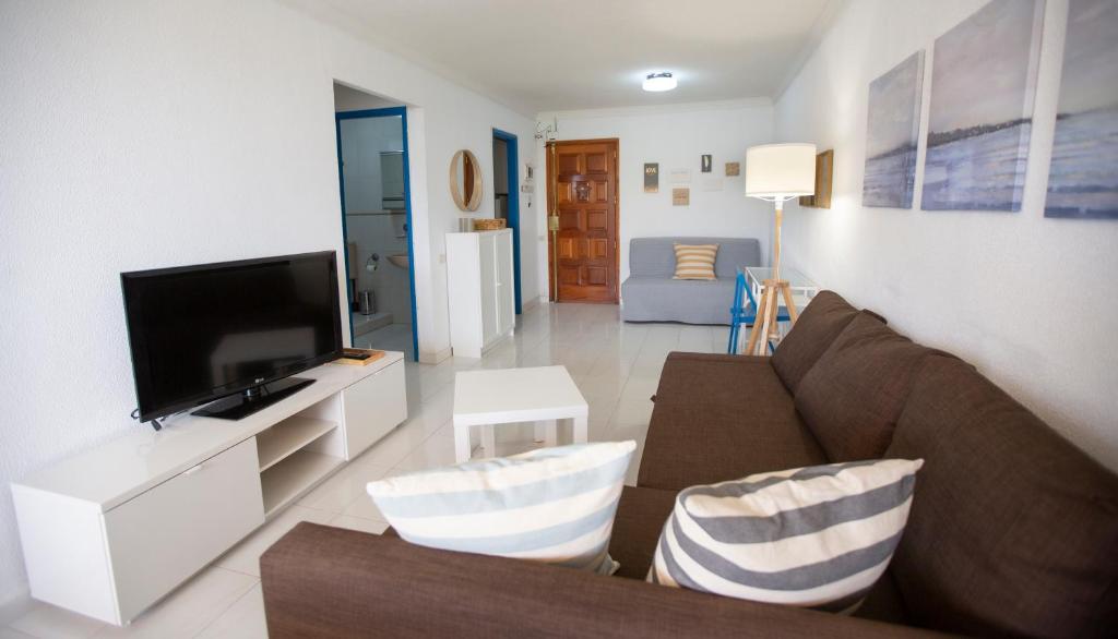 Televízia a/alebo spoločenská miestnosť v ubytovaní Doñana Apartamento Sunset first line to the beach