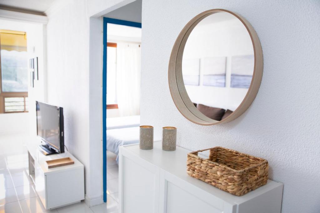 Televízia a/alebo spoločenská miestnosť v ubytovaní Doñana Apartamento Sunset first line to the beach