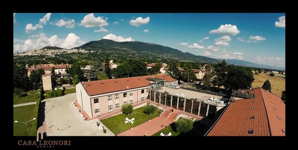 eine Luftansicht eines Gebäudes mit einem Berg im Hintergrund in der Unterkunft TH Assisi - Casa Leonori in Assisi