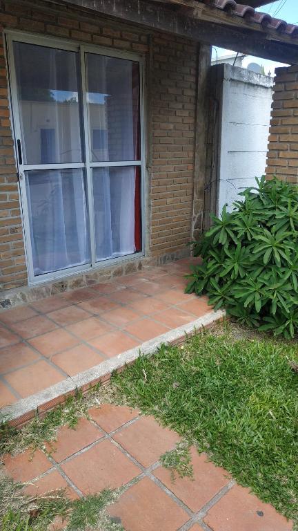 uma casa de tijolos com uma janela e um pátio em Micasa em Chuy