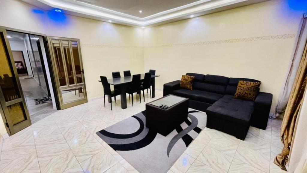 sala de estar con sofá y mesa en JIKKE Appartement, en Dakar