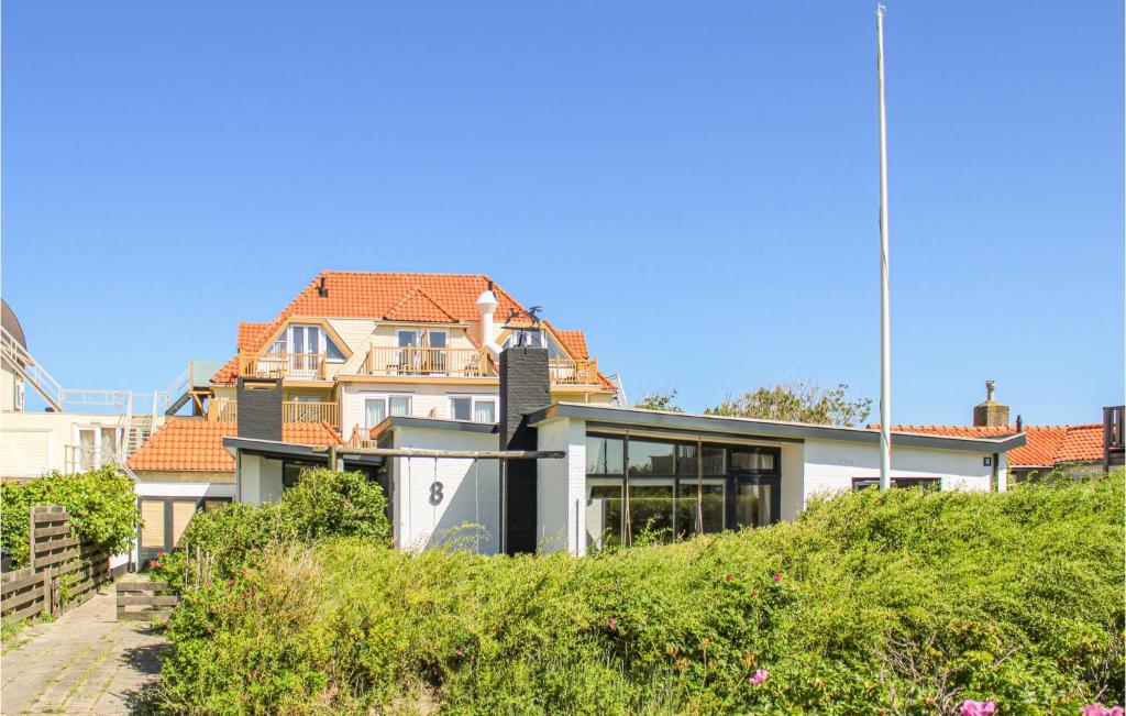 ein Haus auf einem Hügel in der Unterkunft t Zilt in Bergen aan Zee