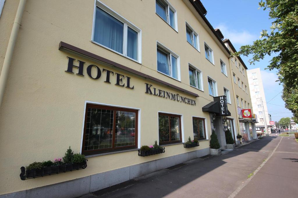 een hotel klezmer bord aan de zijkant van een gebouw bij Hotel Kleinmünchen in Linz