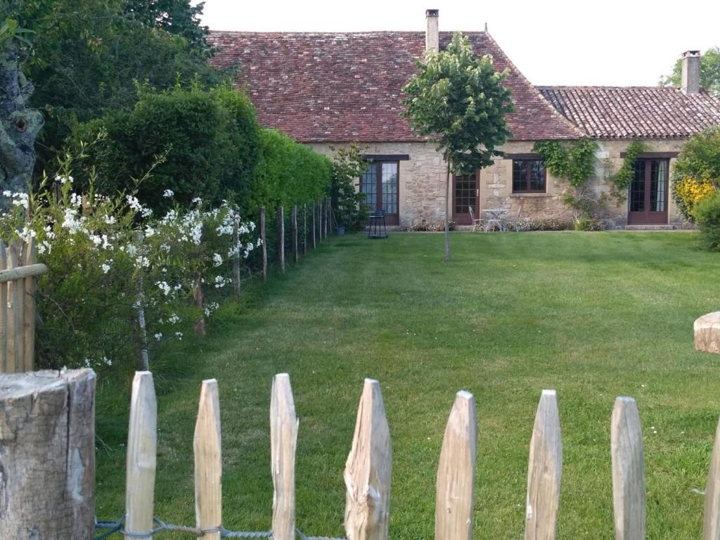 Charmante Maison de Campagne avec Jardin Clôturé, Cheminée et Wi-Fi Proche de la Dordogne - FR-1-616-150 - Maison De Vacances (5 Adultes)