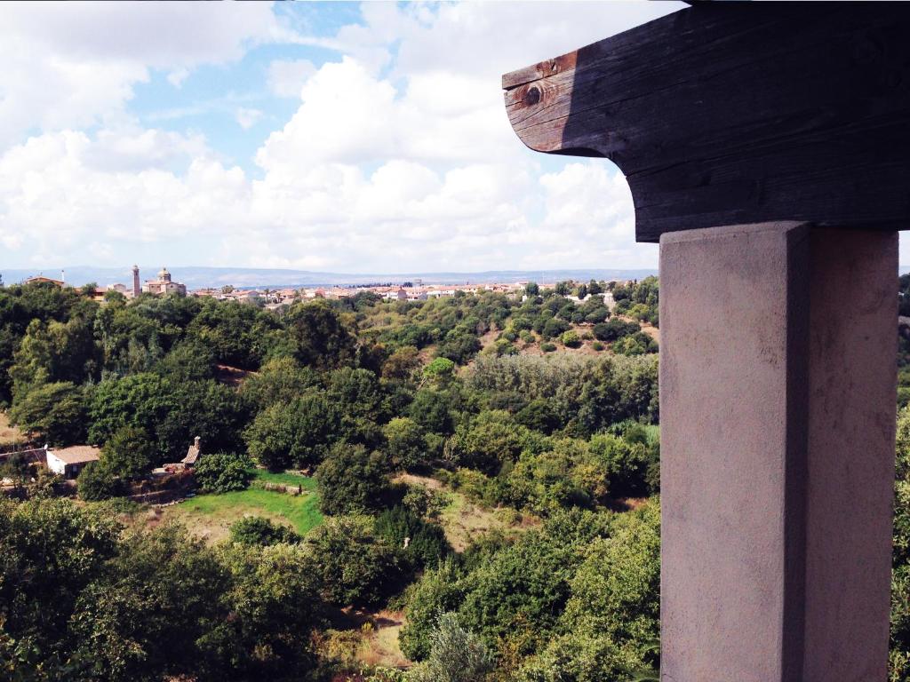 vista de uma cidade a partir do topo de um edifício em La Vallata B&B in Sardegna em Ghilarza