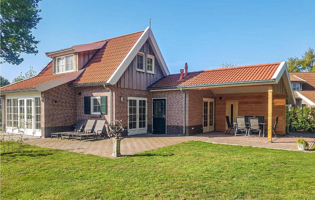 uma casa de tijolos com um pátio e relvado em Buitengoed Het Lageveld em Hoge-Hexel