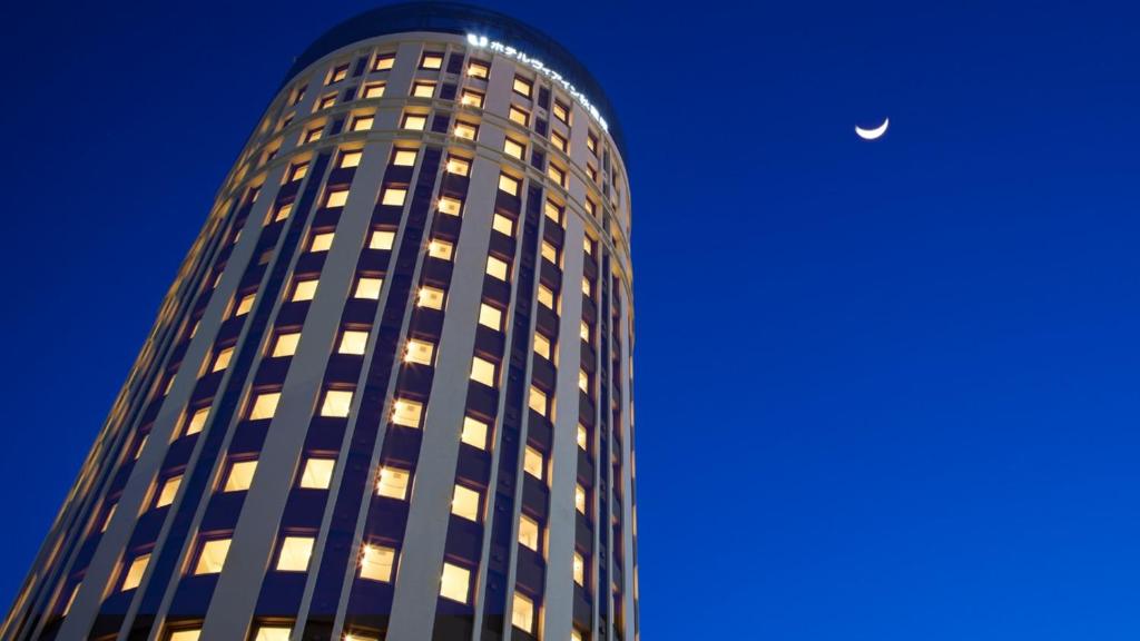 um edifício alto com uma lua no céu em Via Inn Akihabara em Tóquio