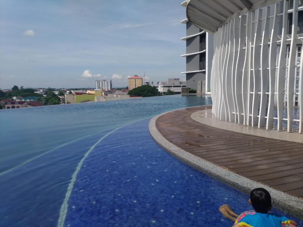 Bazén v ubytování GOLDEN TROIKA KOTA BHARU - 2 bedrooms nebo v jeho okolí