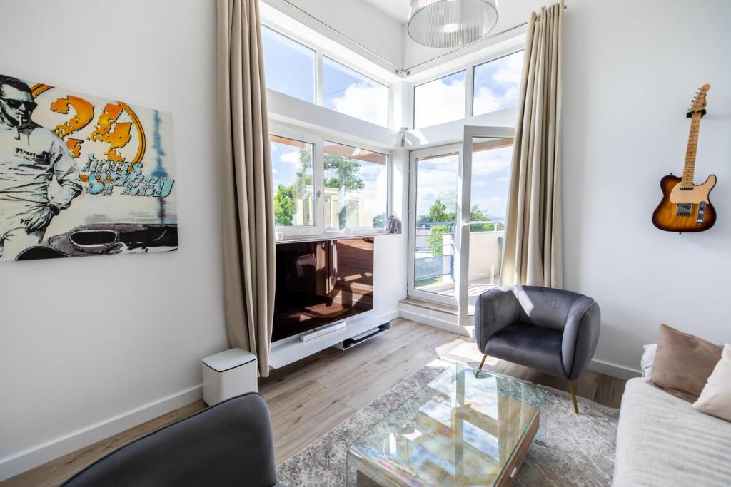 - un salon avec une cheminée et une chaise dans l'établissement L' Évéa Rooftop, à Le Relecq-Kerhuon