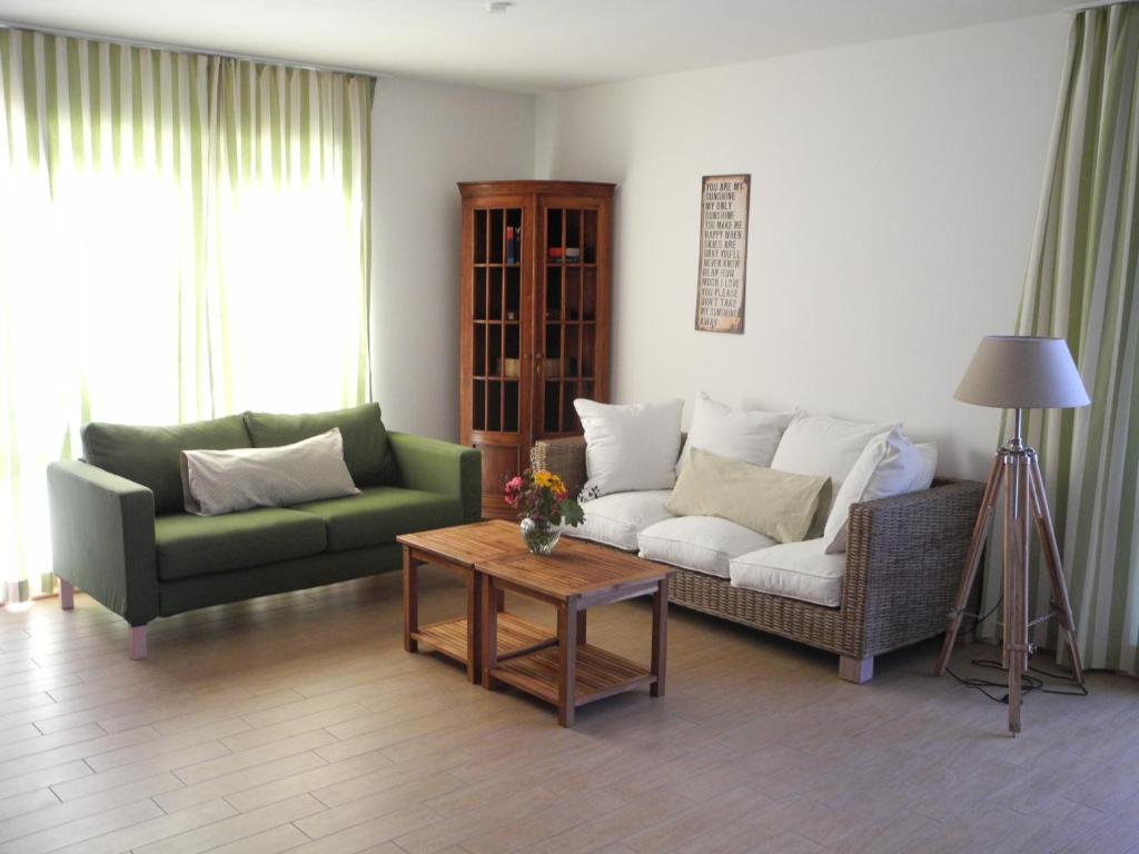 ein Wohnzimmer mit 2 Sofas und einem Couchtisch in der Unterkunft SEASIDE APARTMENTS - MOSSY GREEN in Eckernförde