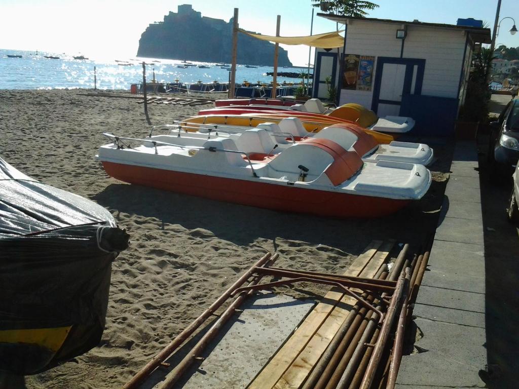 イスキアにあるApartment Casa spiaggiaの砂浜の小舟