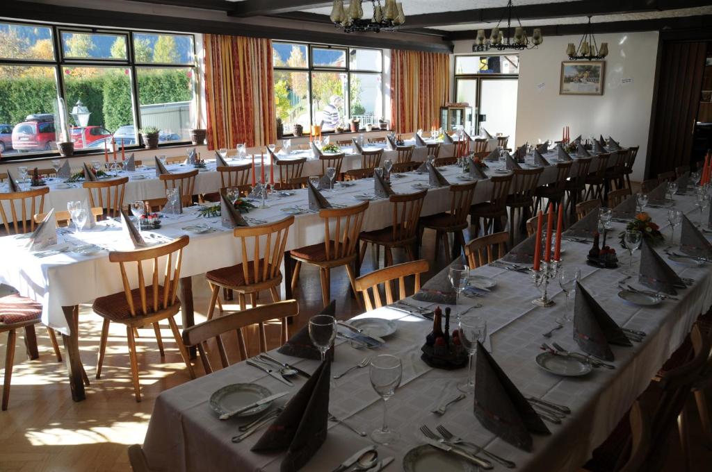 Reštaurácia alebo iné gastronomické zariadenie v ubytovaní Gasthof-Pension Ortner